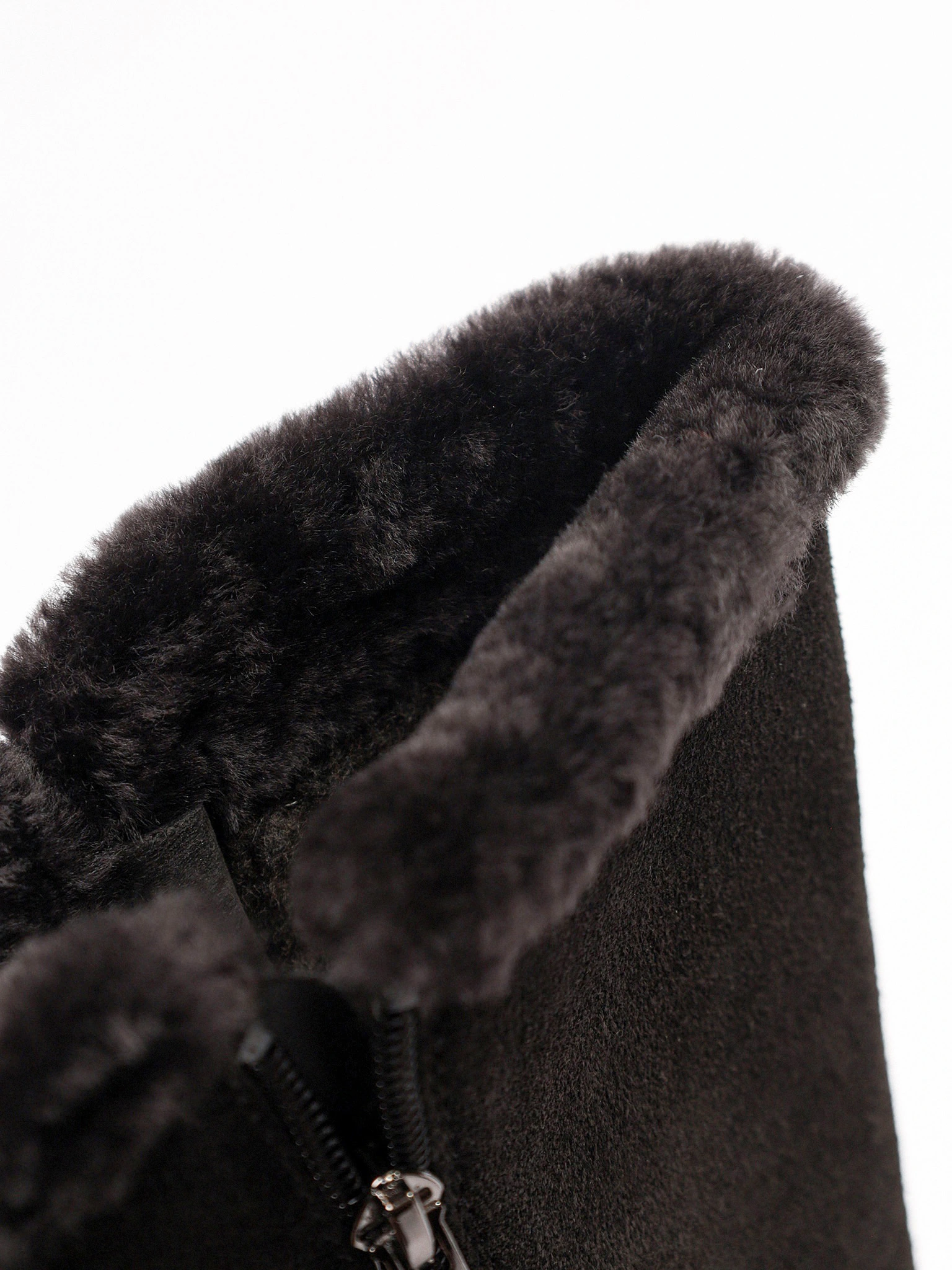 Сапоги темно-коричневого цвета с оторочкой на рельефной подошве